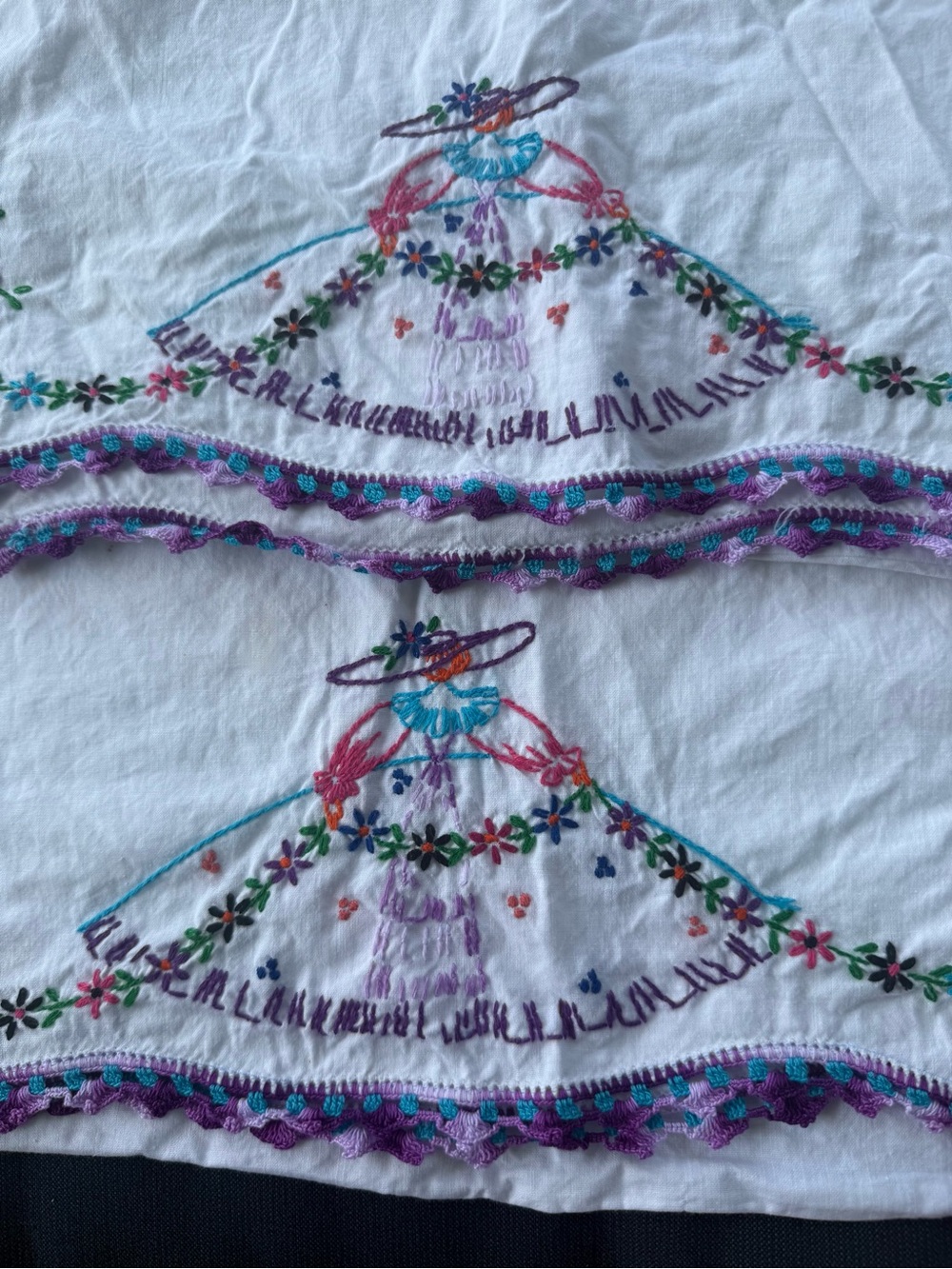 Hand-Embroidered VTG Pillowcase Set - Picture 3 of 8